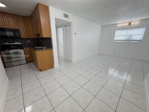 2565 W 56th St in Hialeah, FL - Building Photo - Building Photo