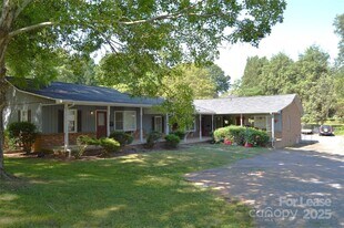 221 Kelly St, Unit 3 in Statesville, NC - Building Photo