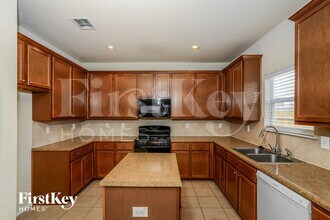 12111 Karnes Way in San Antonio, TX - Foto de edificio - Building Photo