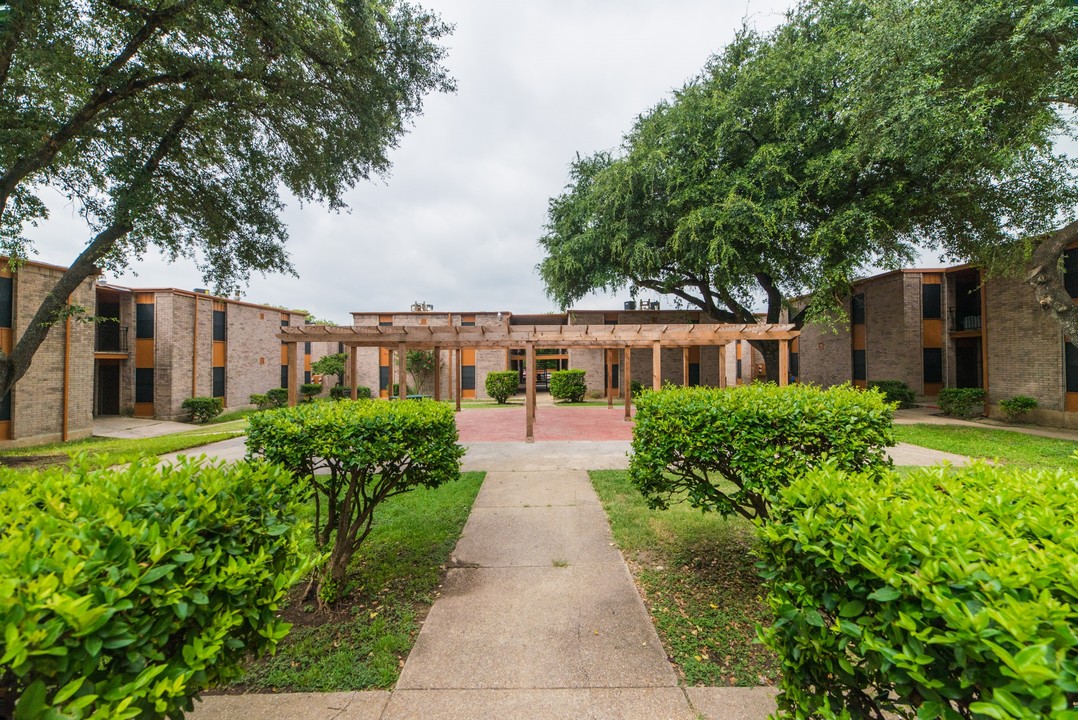 Oaks on Bandera in San Antonio, TX - Building Photo