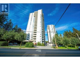 5652 Patterson Ave in Burnaby, BC - Building Photo