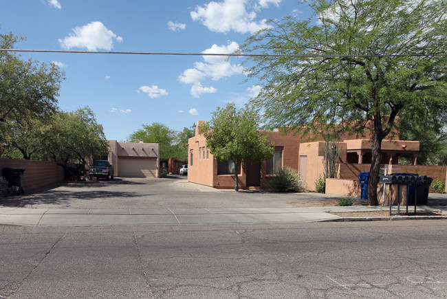 4 Sfrs & Duplex in Tucson, AZ - Foto de edificio - Building Photo