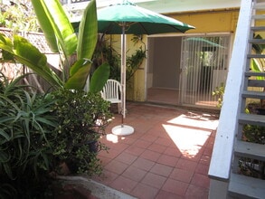 1726 Ocean Way, Unit #4 in Laguna Beach, CA - Foto de edificio - Building Photo