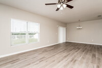 11921 Grand Kempston Dr in Gibsonton, FL - Foto de edificio - Building Photo