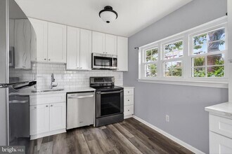 4194 Pleasant Meadow Ct in Chantilly, VA - Building Photo - Building Photo