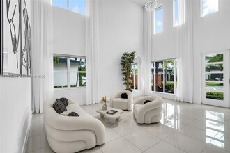 15540 NW 88th Ave in Miami Lakes, FL - Building Photo - Building Photo