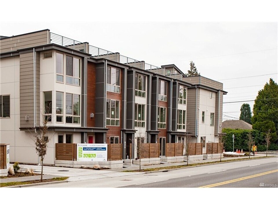 530 N 105th St in Seattle, WA - Building Photo