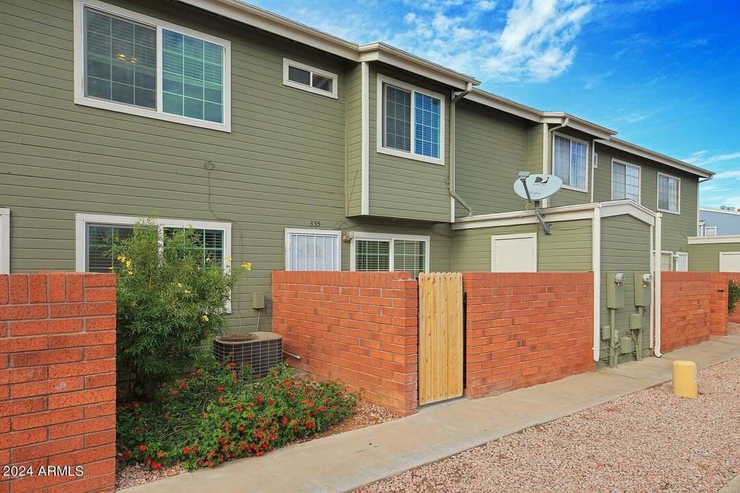 2301 E University Dr in Mesa, AZ - Building Photo