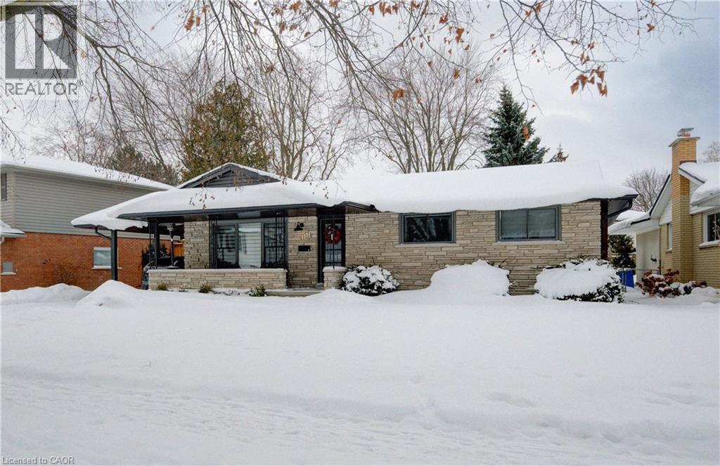 111 Midland Dr in Kitchener, ON - Building Photo