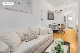 24 Cornelia St in New York, NY - Building Photo