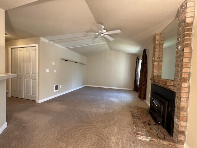 11527 Highway 99, Unit D-303 in Everett, WA - Building Photo - Building Photo