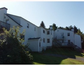 2392 Riverside Dr in Vassalboro, ME - Foto de edificio - Building Photo