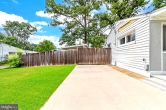 1002 Londonderry Dr in Glen Burnie, MD - Building Photo - Building Photo