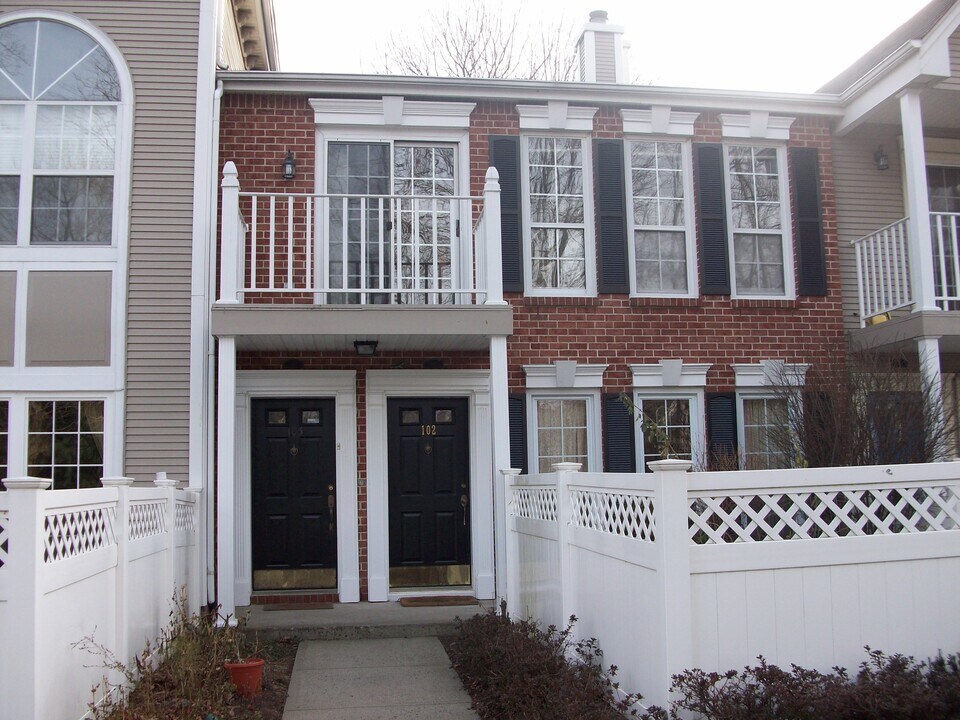 103 Secretariat Ct, Unit 103 Secretariat Court in Tinton Falls, NJ - Building Photo