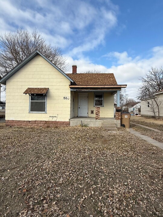 510 E 2nd St in Hoisington, KS - Building Photo