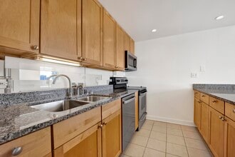 30 E Huron St, Unit 3204 in Chicago, IL - Building Photo - Building Photo