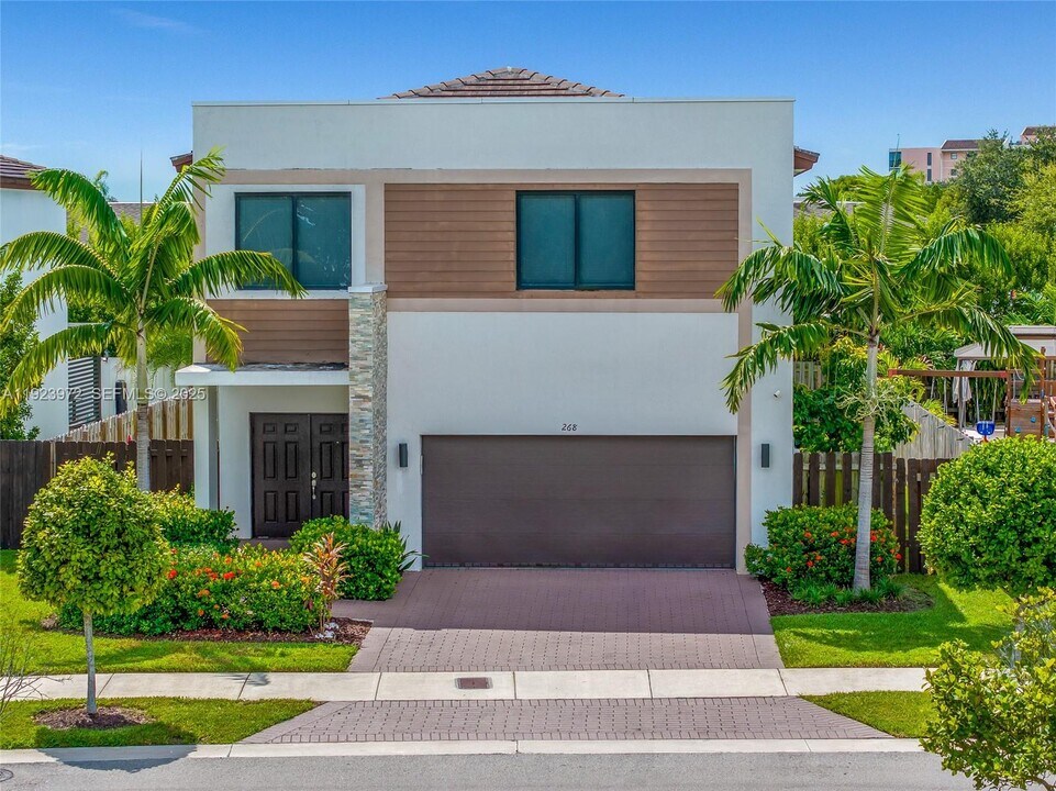268 NE 210th Way in North Miami Beach, FL - Building Photo