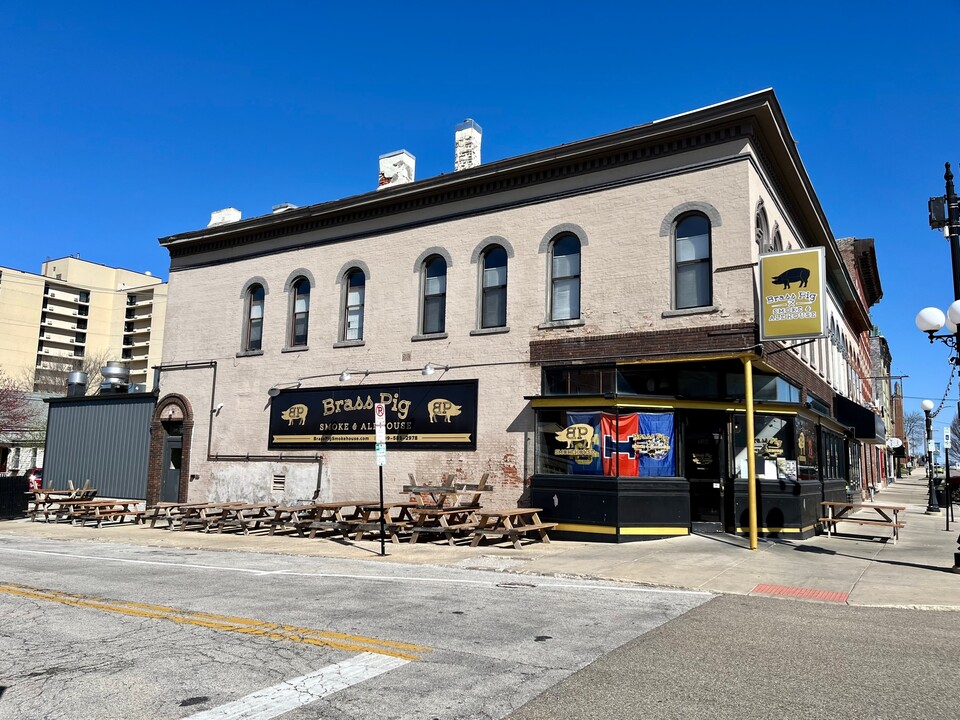 602 N Main St in Bloomington, IL - Building Photo