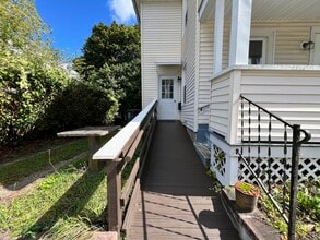 225 Beechwood Ave in Torrington, CT - Foto de edificio - Building Photo