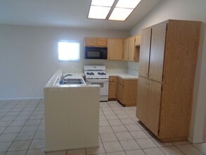 4027 E Ave R-6 in Palmdale, CA - Building Photo - Building Photo