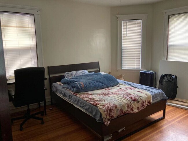 6 Edwin St, Unit 2 in Brookline, MA - Foto de edificio - Building Photo