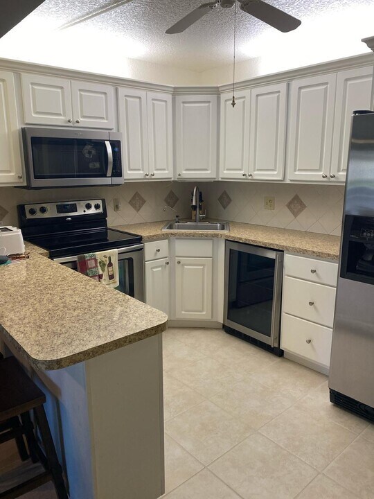 341 Pine Ridge Cir in Greenacres, FL - Building Photo