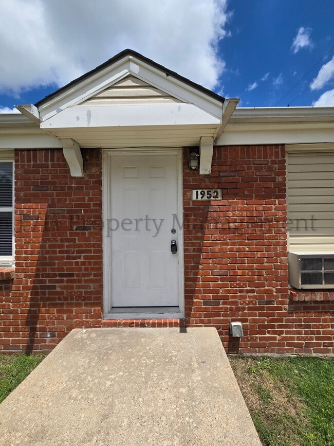 property at 1952 S Hiram St