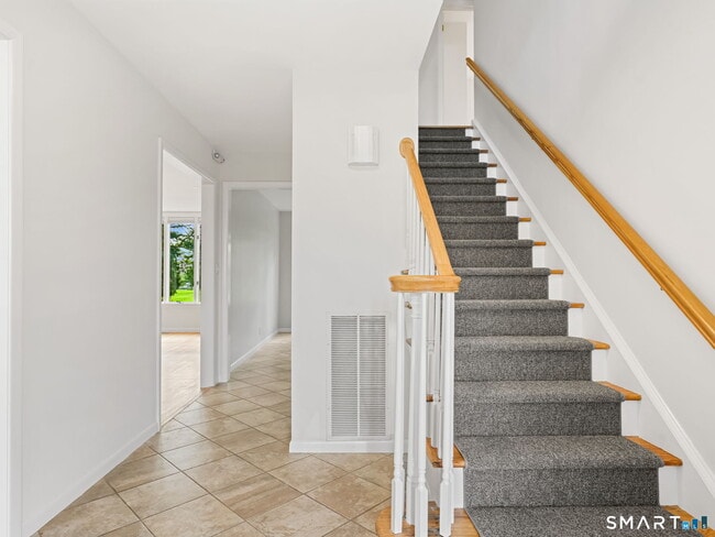 80 Tomac Ave in Greenwich, CT - Building Photo - Building Photo