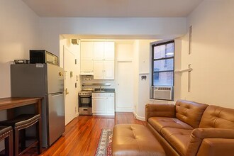223 W 10th St-Unit -1 in New York, NY - Building Photo - Building Photo
