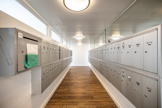 The Benezra Family Limited Partnership 2 LP in Reseda, CA - Foto de edificio - Building Photo