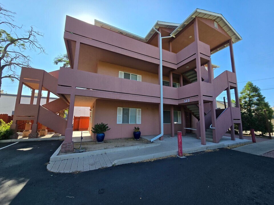 327 Wonder St in Reno, NV - Building Photo