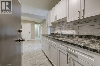 82 Elgin St S in Cambridge, ON - Building Photo - Building Photo