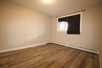 1506 Tamarack Blvd NW in Edmonton, AB - Building Photo - Building Photo
