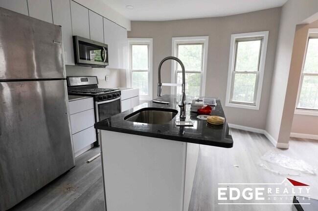 66 Quint Ave, Unit 2 in Boston, MA - Foto de edificio - Building Photo