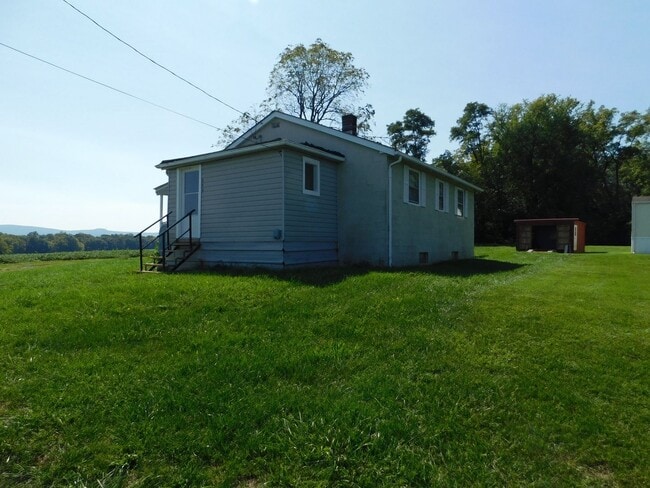 398 Shady Grove Ln in Berryville, VA - Foto de edificio - Building Photo