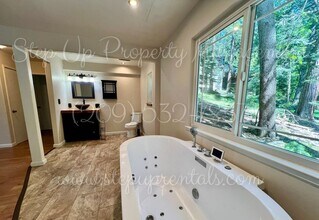 19011 Middle Camp Rd in Twain Harte, CA - Building Photo - Building Photo