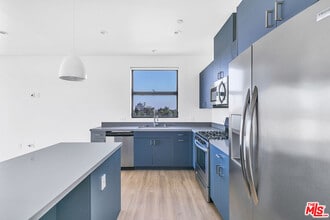 747 Lillian Way in Los Angeles, CA - Building Photo - Building Photo