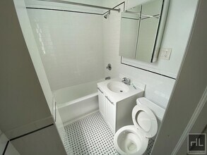AMAZING STUDIO APARTMENT!! AMAZING DEAL! W in New York, NY - Building Photo - Building Photo