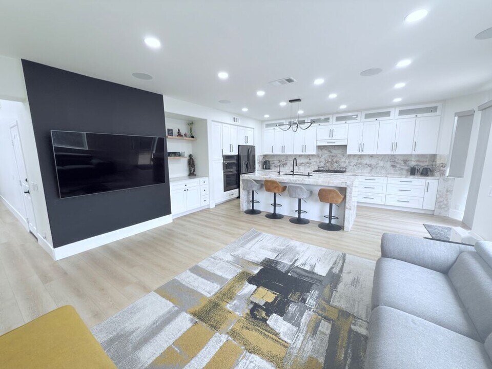 7048 E Horizon Dr in Orange, CA - Building Photo