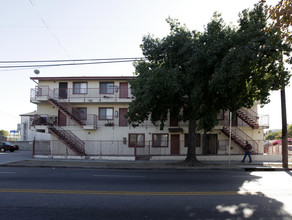 4066 Melrose Ave in Los Angeles, CA - Foto de edificio - Building Photo