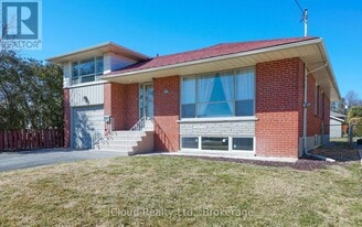 22 Decarie Cir in Toronto, ON - Building Photo