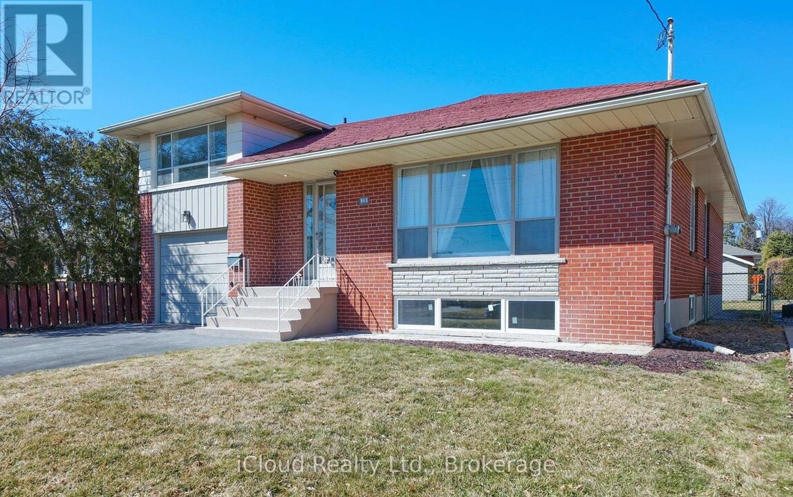 22 Decarie Cir in Toronto, ON - Building Photo
