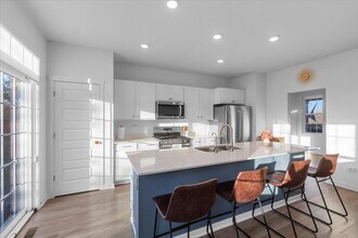 271 Charlestowne Lake Dr in St. Charles, IL - Building Photo - Building Photo