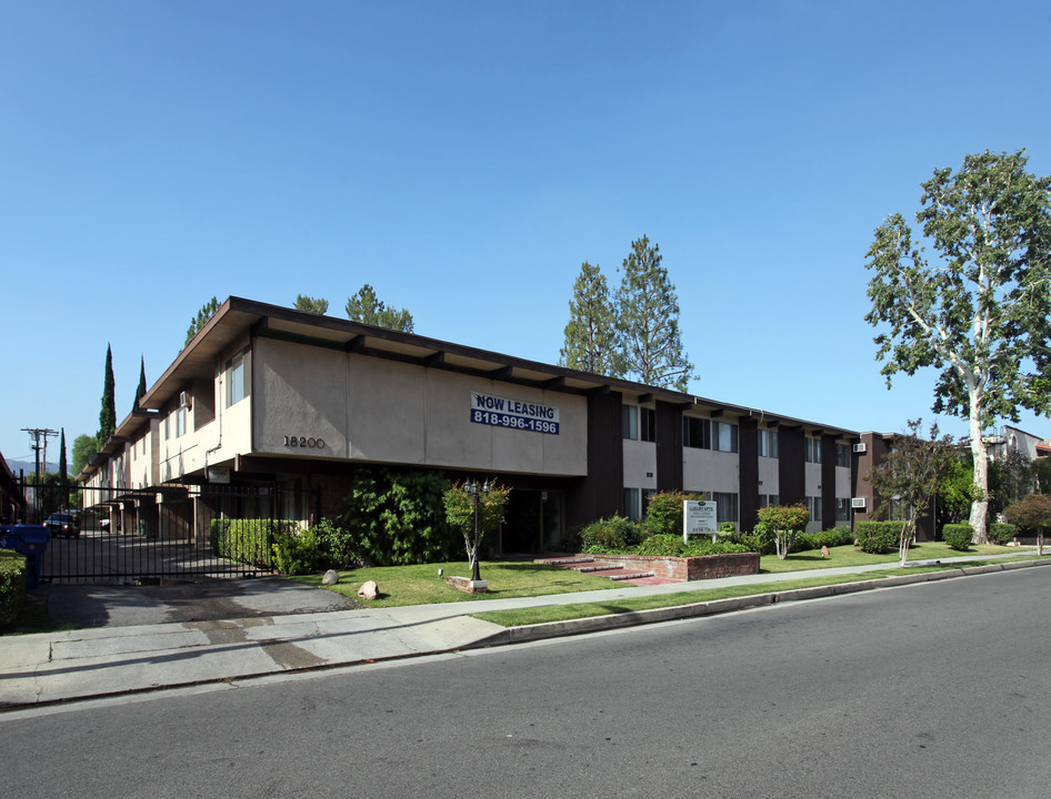 Killion Apartments in Tarzana, CA - Building Photo