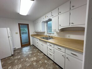 2104 Iowa St in Cedar Falls, IA - Building Photo - Building Photo