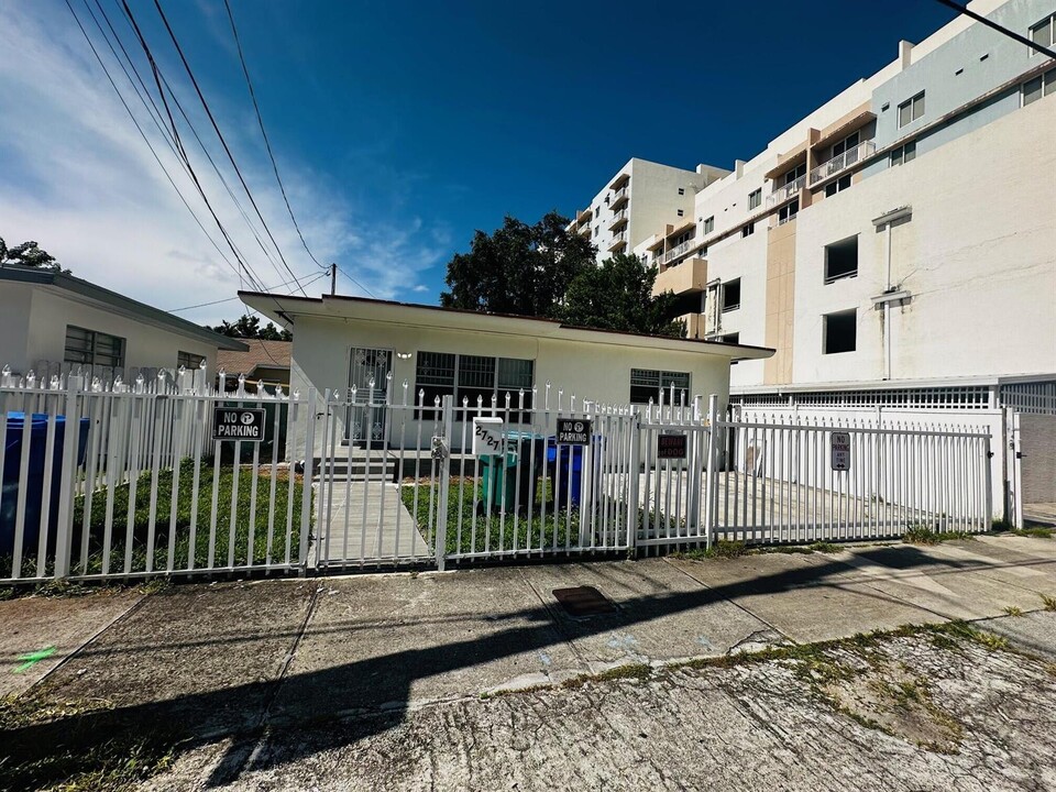 2727 SW 24th St in Miami, FL - Building Photo