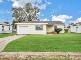 1109 E Chestnut St in Altus, OK - Building Photo