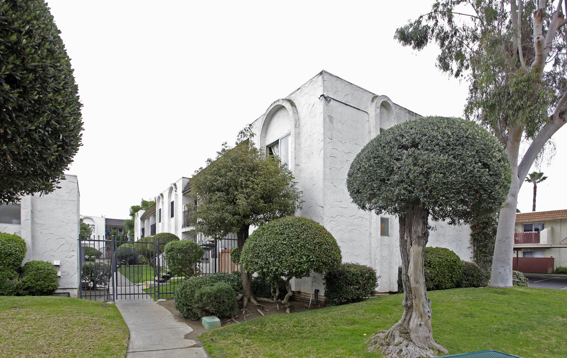 Monterey Manor in Escondido, CA - Building Photo