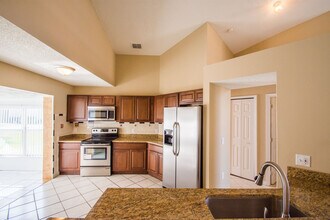 3 Bed 2 Bath Home with Stainless Steel App in Kissimmee, FL - Foto de edificio - Building Photo