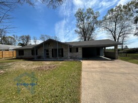 1025 Crestview Dr S in Atlanta, TX - Building Photo